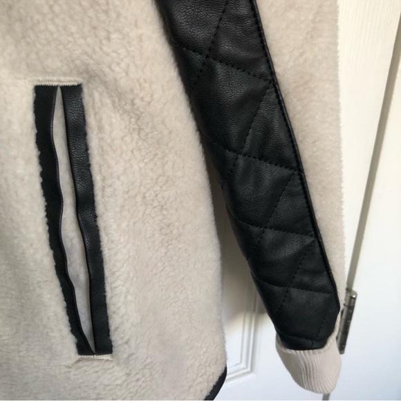 Abercrombie and Fitch Crème and Black Pleather
Snap Up Fleece Pullover Size L - Picture 7 of 11